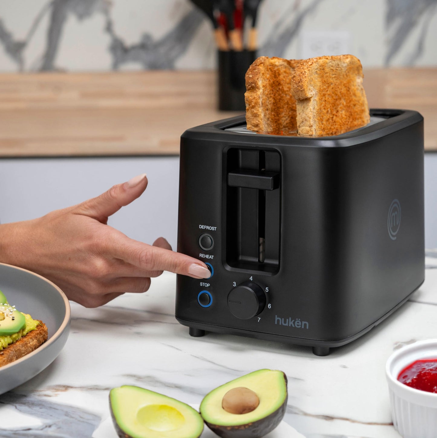 Hukën x MasterChef | Tostador de Pan | Ranura Extra Grande | Para 2 rebanadas | 7 niveles de tostado | 750 W de Potencia| Función Recalentar y Descongelar |