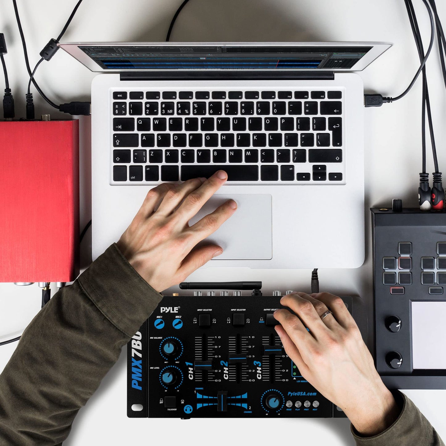 Mezcladora de Audio Inalámbrica Pyle Azul con Controlador DJ Bluetooth y 3 Canales