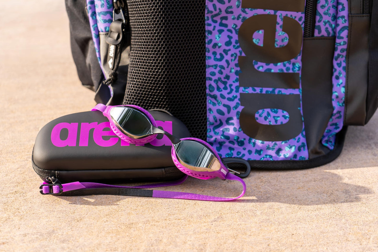 ARENA - Funda protectora para anteojos de natación con clip para mochilas, almacenamiento y transporte, color negro y morado