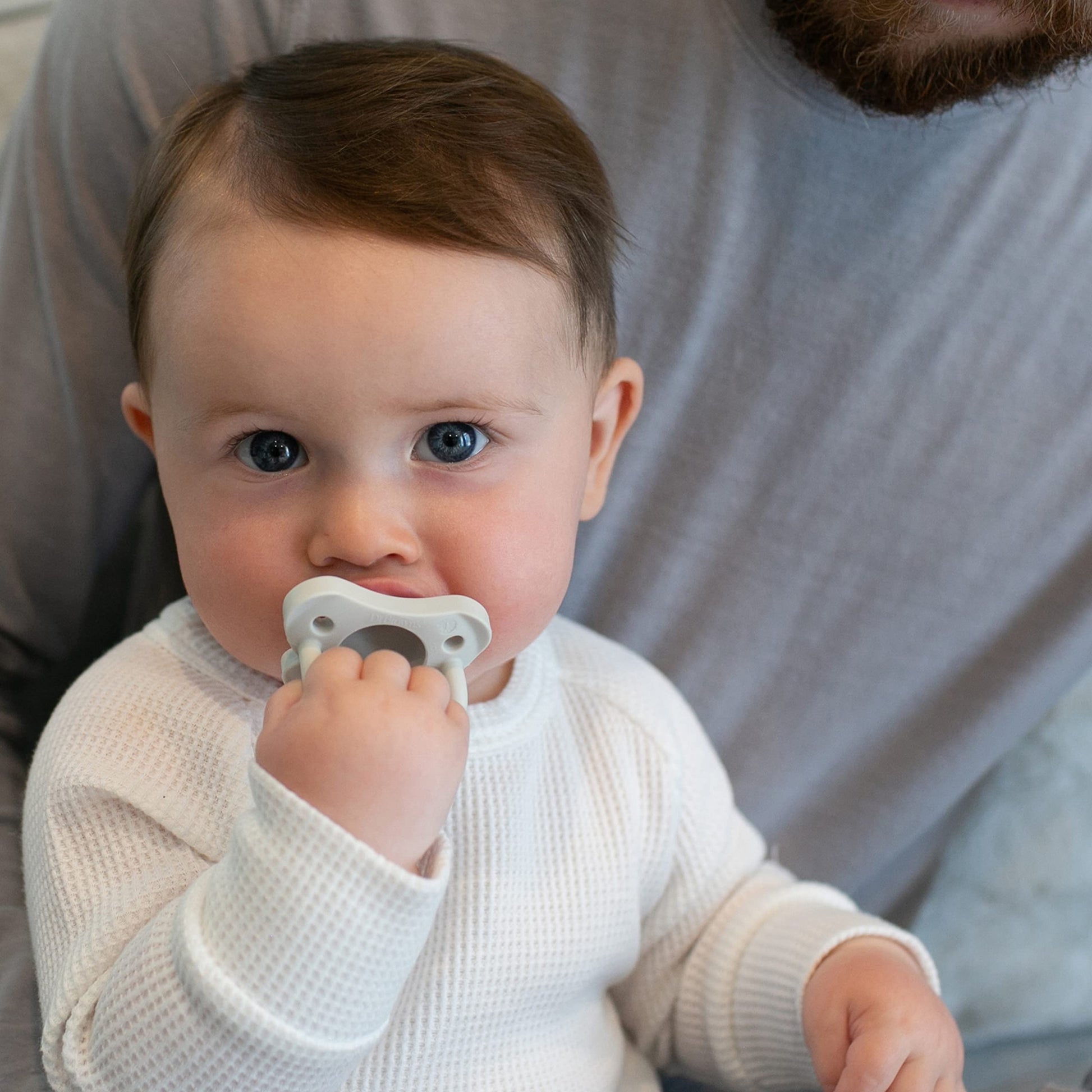 Chupete de Bebé Dr. Brown's Negro Gris Blanco Diseño Contorneado de Silicona para 0-6 Meses Paquete de 3