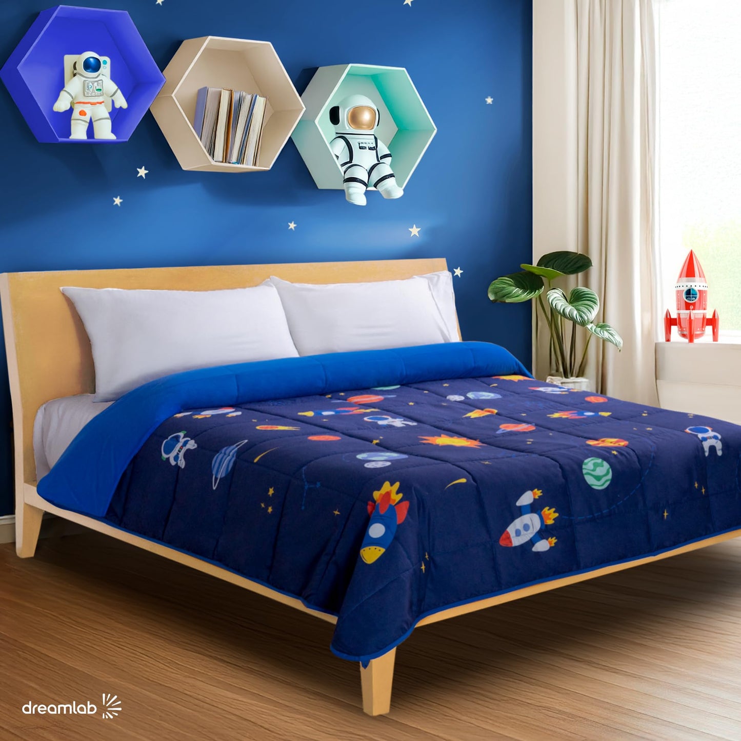Dreamlab Edredón Ligero Infantil Reversible Hipoalergénico. Colcha Rellena de Microfibra Suave. Diseño para niño, niña o bebé. 1 Pieza. Espacio, Astronauta, Azul (Individual/Matrimonial 195 x 223cm)