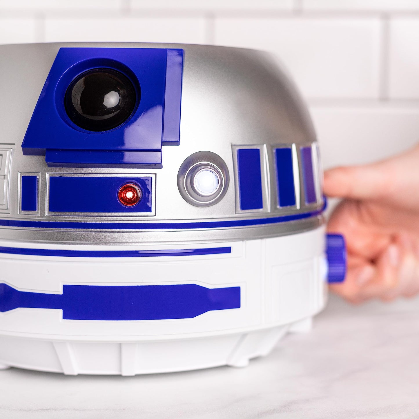 Uncanny Brands Star Wars R2D2 tostador de lujo, se ilumina y hace sonidos como Artoo