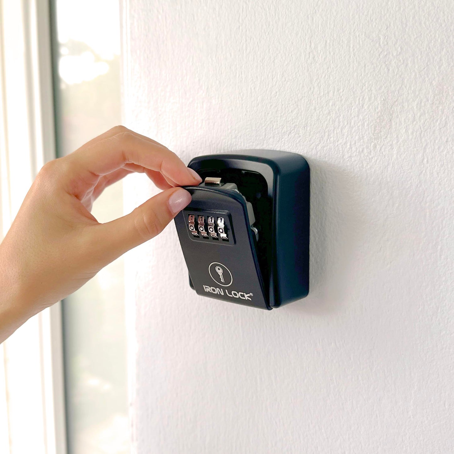 Iron Lock® - Caja de bloqueo para llave de pared con combinación de 4 dígitos, código reiniciable, interruptor A B y capacidad de 5 llaves, caja de seguridad impermeable para interiores y exteriores