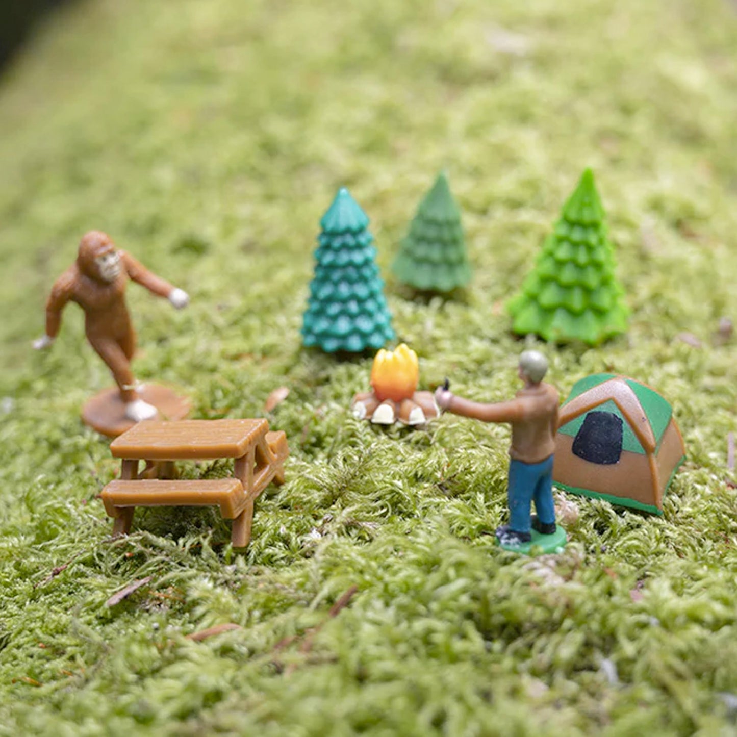 Mini Juego de Figuras Accoutrements Archie McPhee Bigfoot Basecamp Micro-Cryptozoology Novedad