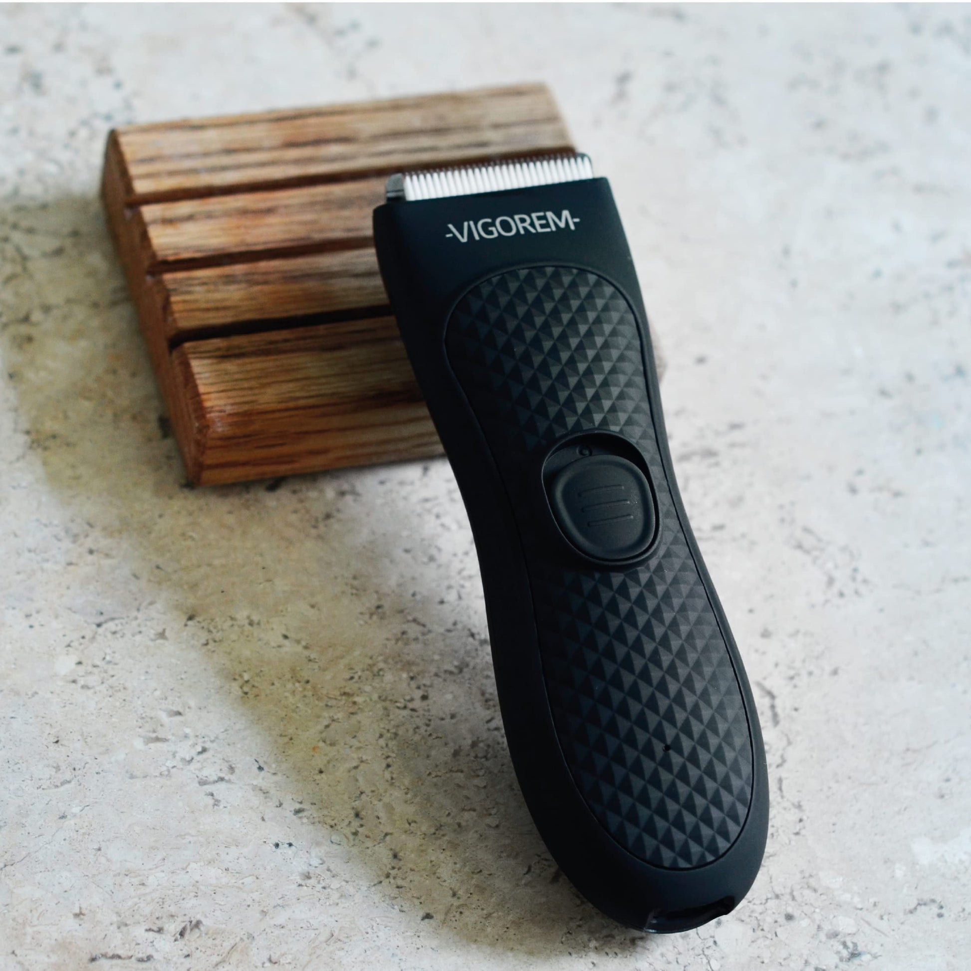 VIGOREM Light Rasuradora para hombre corporal y zonas íntimas,Impermeable grado IPX-6,cuchillas de cerámica anticorte diseño compacto ideal para viajar y llevar a todos lados