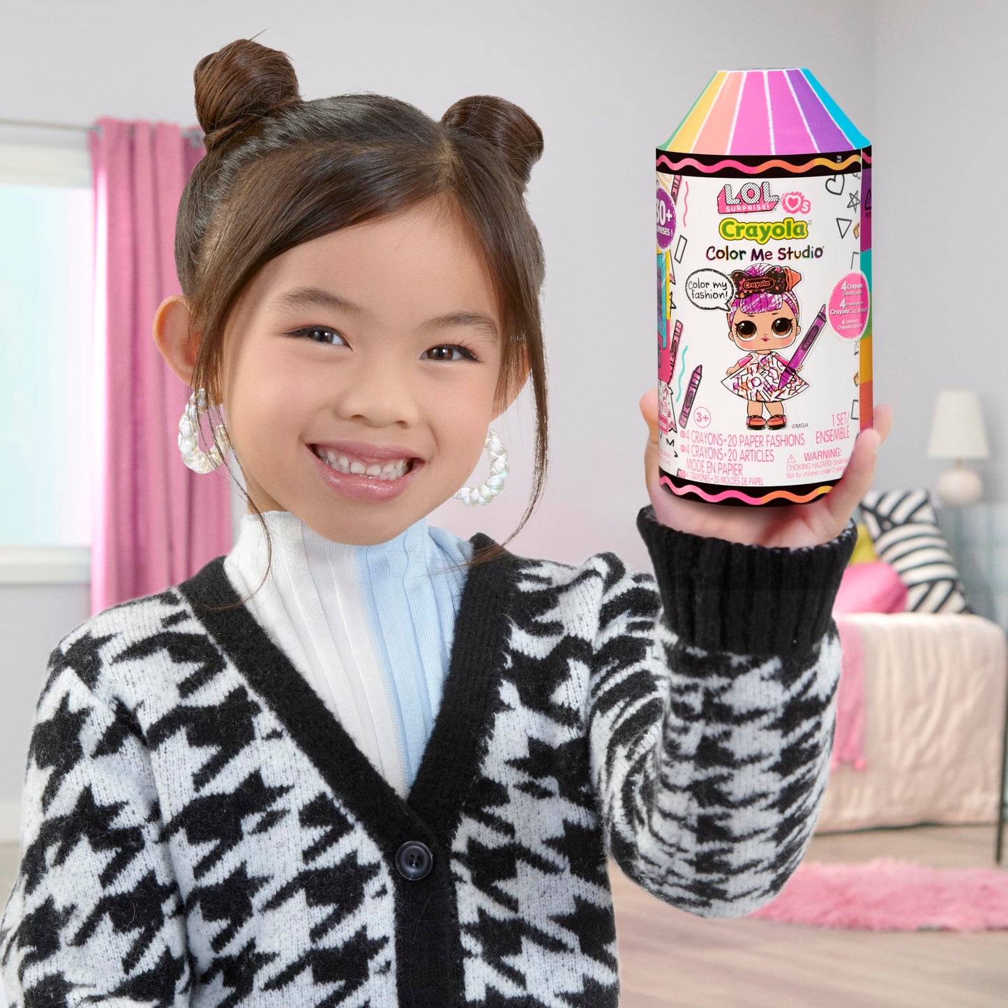 L.O.L. Surprise! Loves CRAYOLA - Colour Me Studio con Muñeca Coleccionable - Más de 30 Sorpresas incluyendo Muñeca, Vestidos de Papel y 4 Crayones - Packaging capsula de crayón - Edad: 3+ años