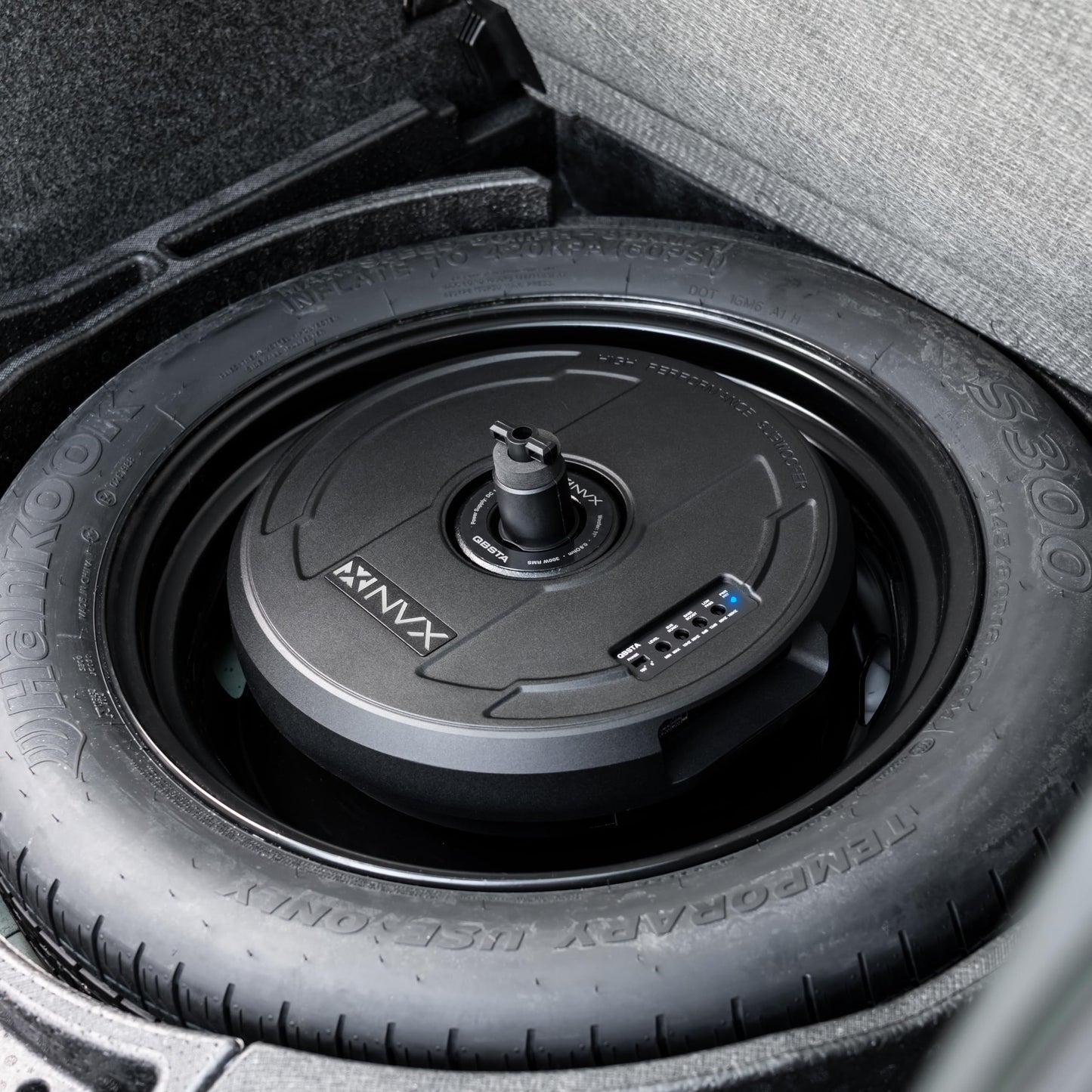 NVX QBSTA 900 W Max (300 W RMS) Subwoofer de 11 Pulgadas con Amplificador Incorporado y Control Remoto de Graves, Fácil de Instalar en Coches