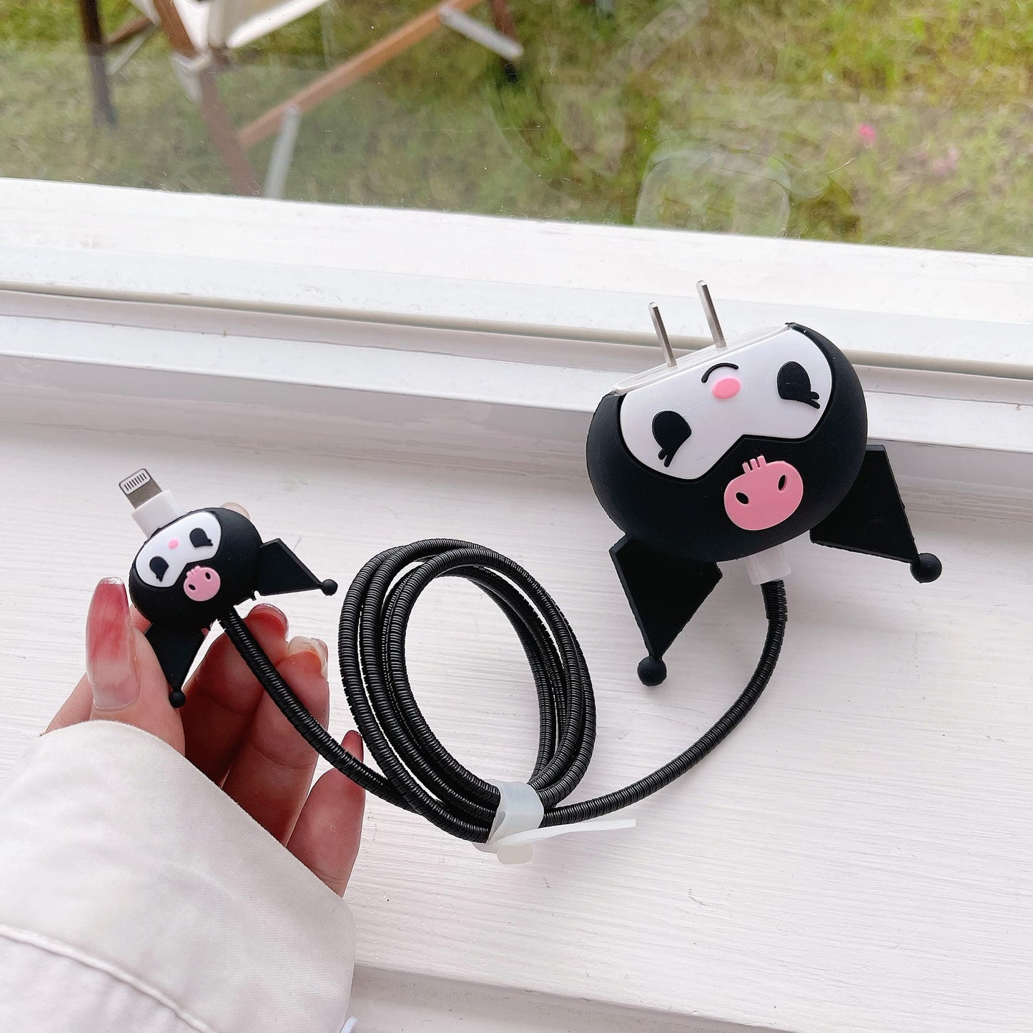 Tospania - Bonita funda protectora 3D para cargador con diseño de caricaturas, compatible con adaptador de corriente USB-C de 20 W de Apple y cable Lightning (Kuro negro)