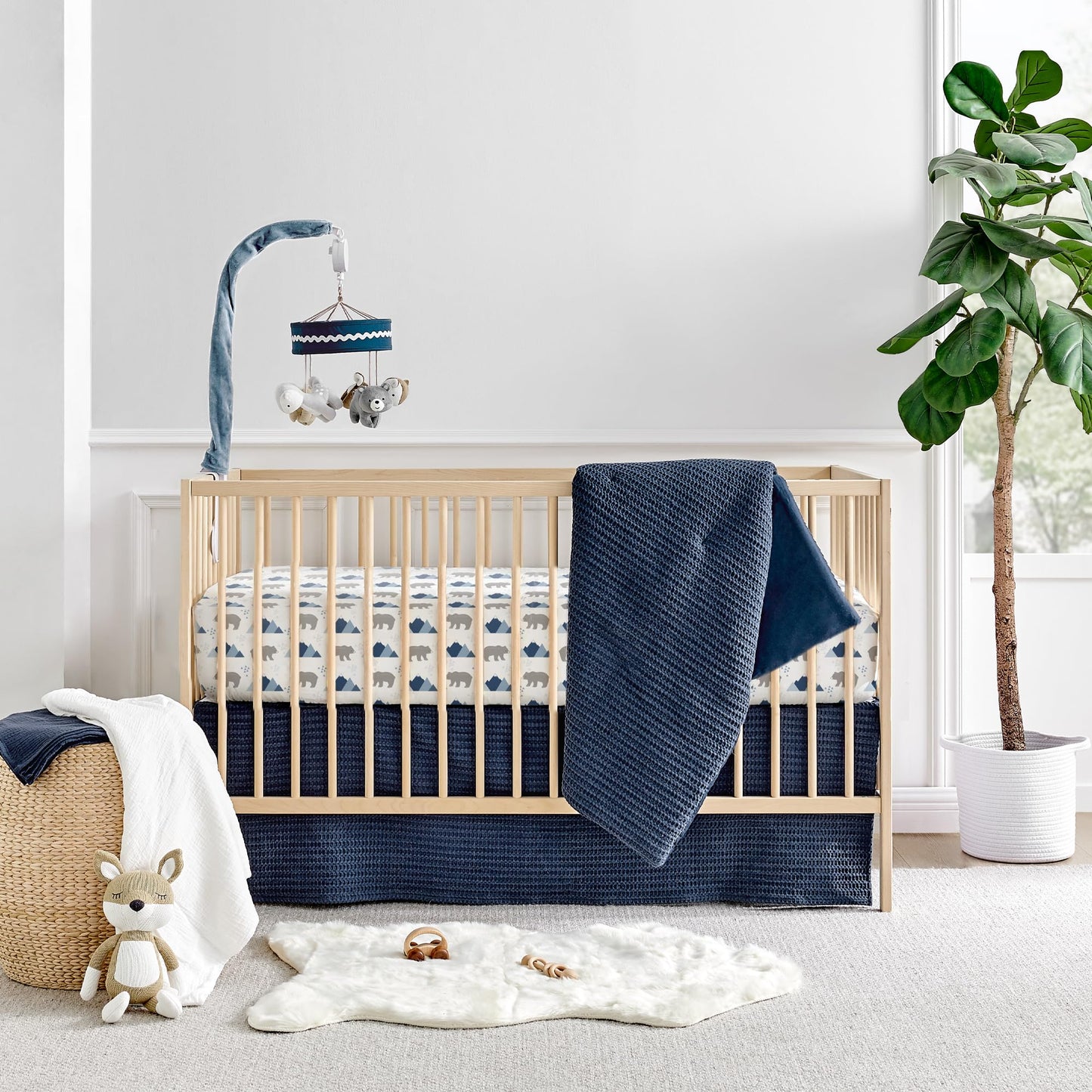 Levtex Baby - Juego de cama para cuna Mills Waffle - Juego de guardería para bebé - Azul marino - Azul marino con textura de gofre - Juego de 4 piezas incluye edredón, sábana ajustable, volante