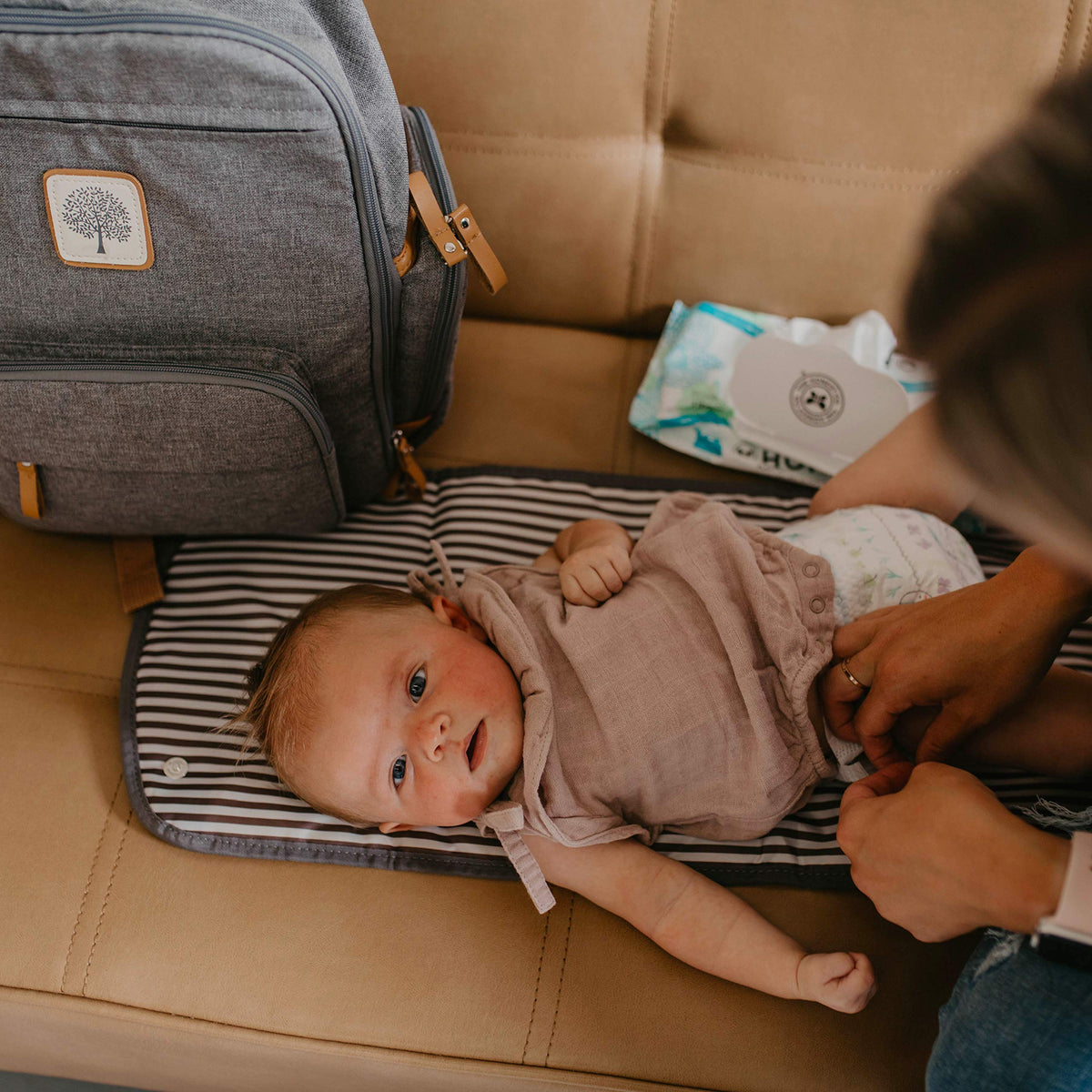 Parker Baby - Cambiador portátil para pañales | Cambiador de pañales grande y amigable para viajar, sin fugas y lavable, tapete plegable para guardería, acolchado para mayor comodidad, para todas las