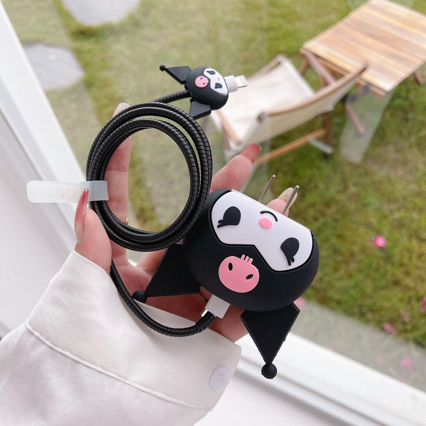 Tospania - Bonita funda protectora 3D para cargador con diseño de caricaturas, compatible con adaptador de corriente USB-C de 20 W de Apple y cable Lightning (Kuro negro)