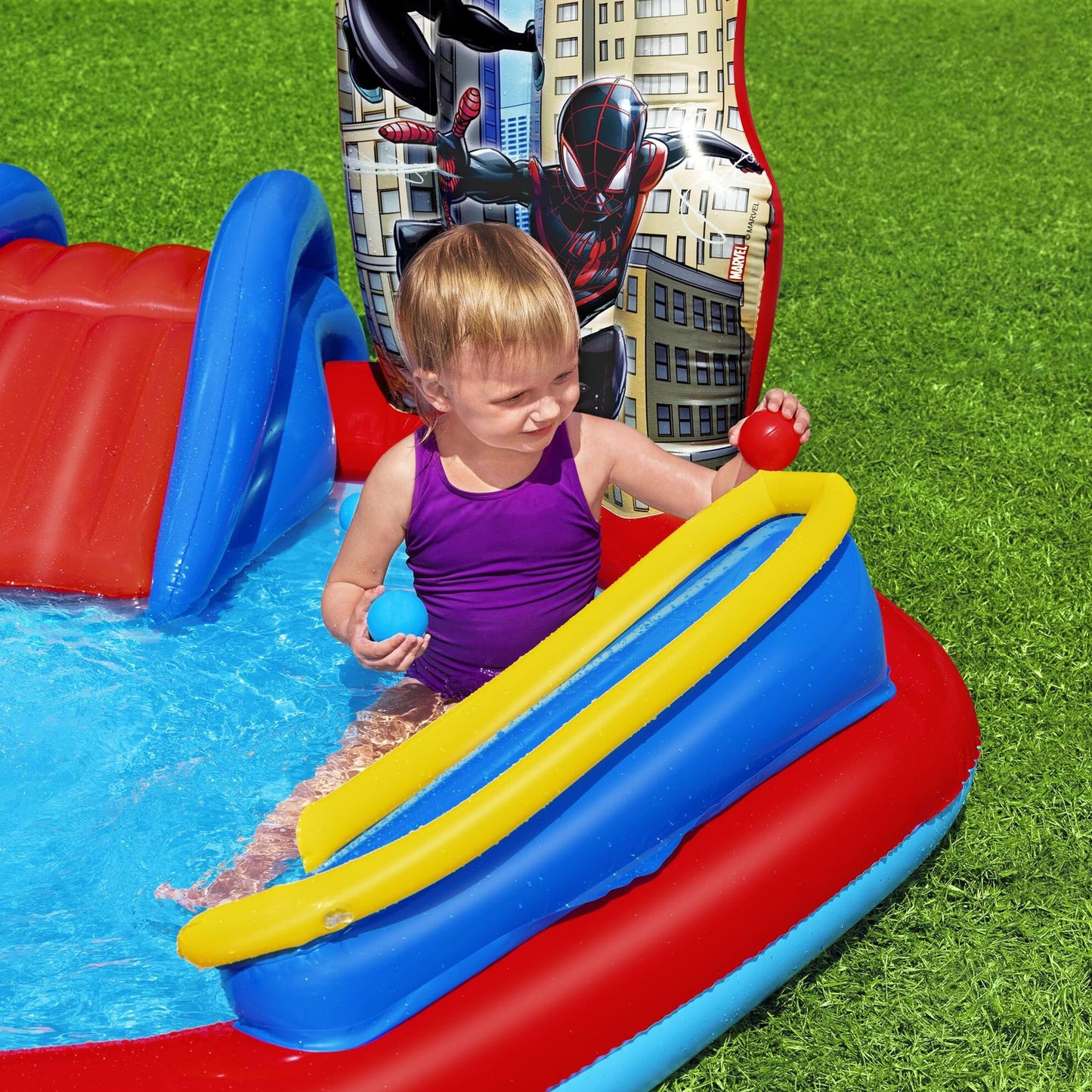 Bestway: Centro Inflable de Juego acuático Spider-Man, 6 pies 11 x 6 pies 9 x 50 Pulgadas, rociador de Arco Deslizante para Piscina, 6 Bolas, Anillo de superhéroe Marvel Toss, niño pequeño 2+