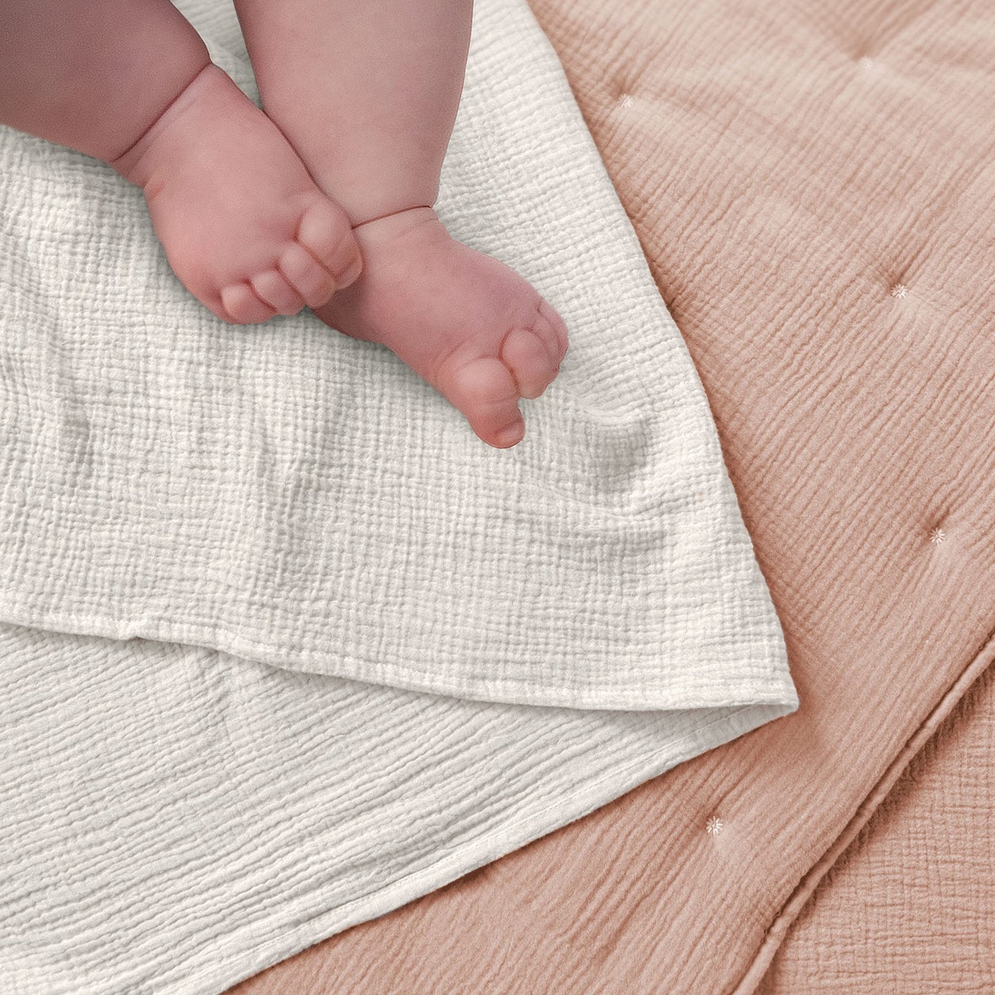 Levtex Baby - Juego de cama de cuna de muselina en nube, juego de cuarto de bebé, flores rosas y blancas, muselina texturizada rosa, juego de 5 piezas, incluye edredón, sábana bajera, dos pañales y