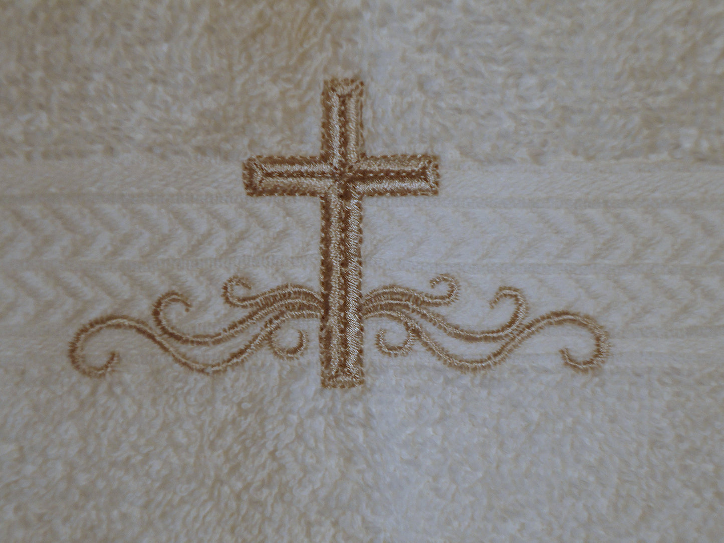 Integrity Designs Toalla de mano para bautizo de bebé con bordado de cruz