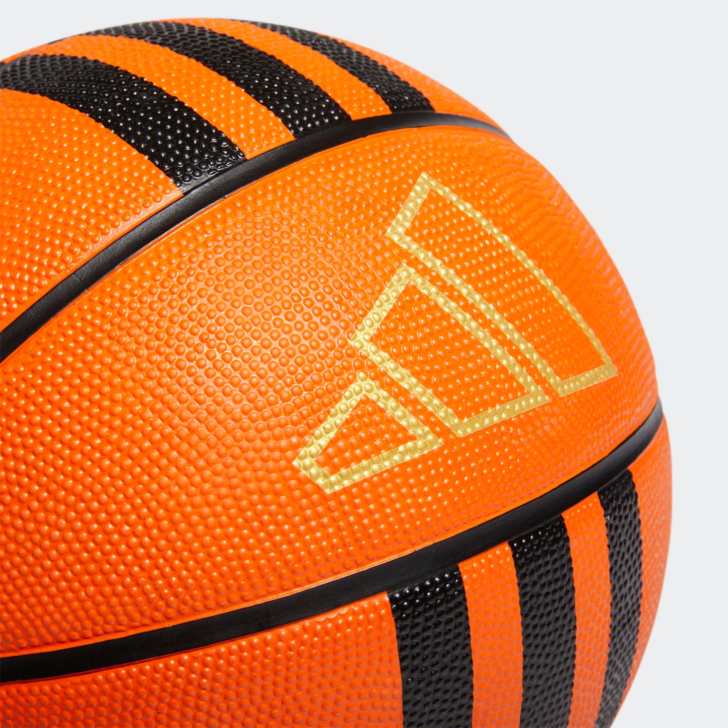 adidas - Balón de Baloncesto Unisex con 3 Rayas de Goma X3, Baloncesto Natural/Negro/Dorado metálico, Talla 6