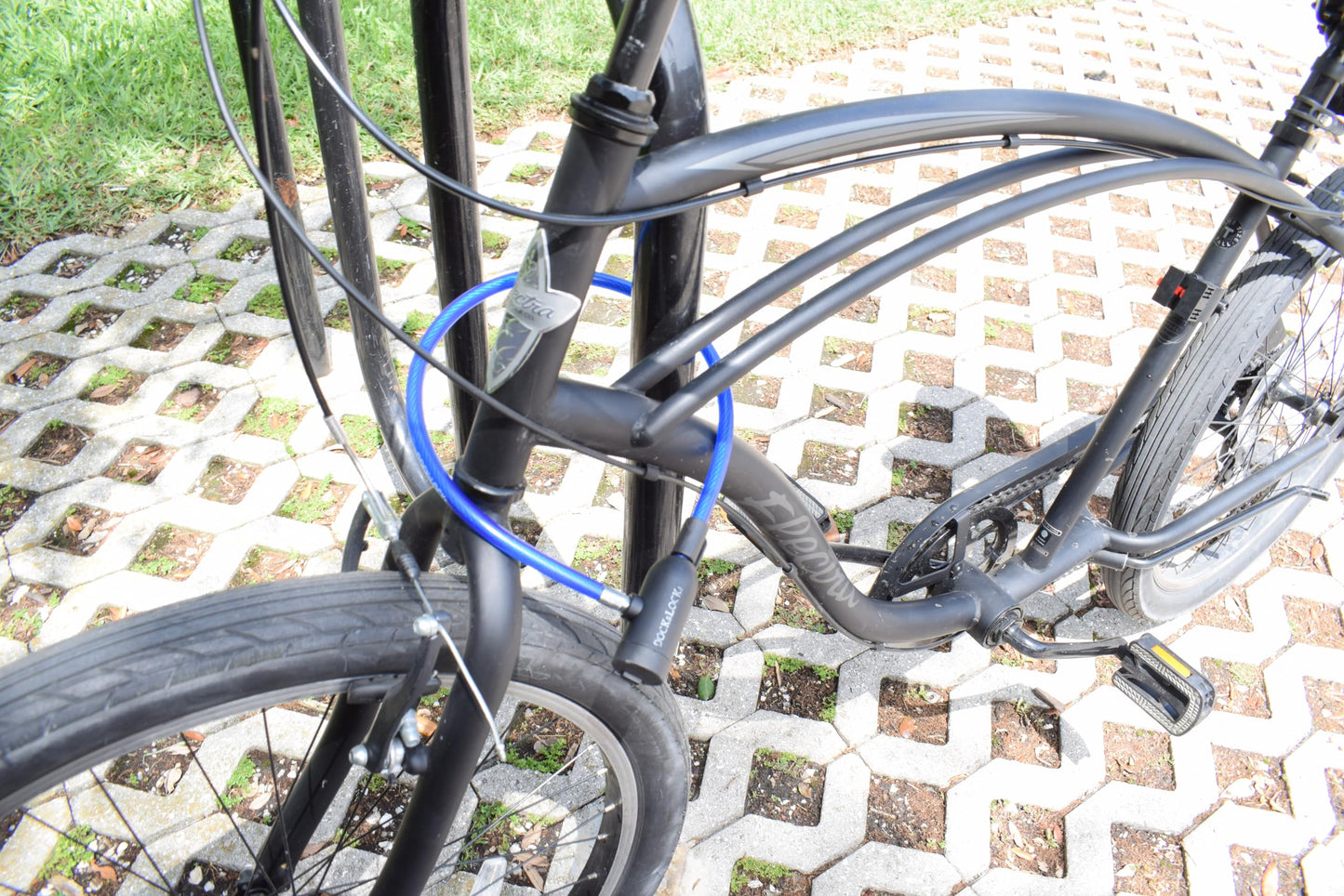 DocksLocks - Juego de bloqueo de cable para bicicleta con cerradura de llave, soporte de montaje, seguridad antirrobo portátil y compacto para bicicletas, scooters y más de 4 pies