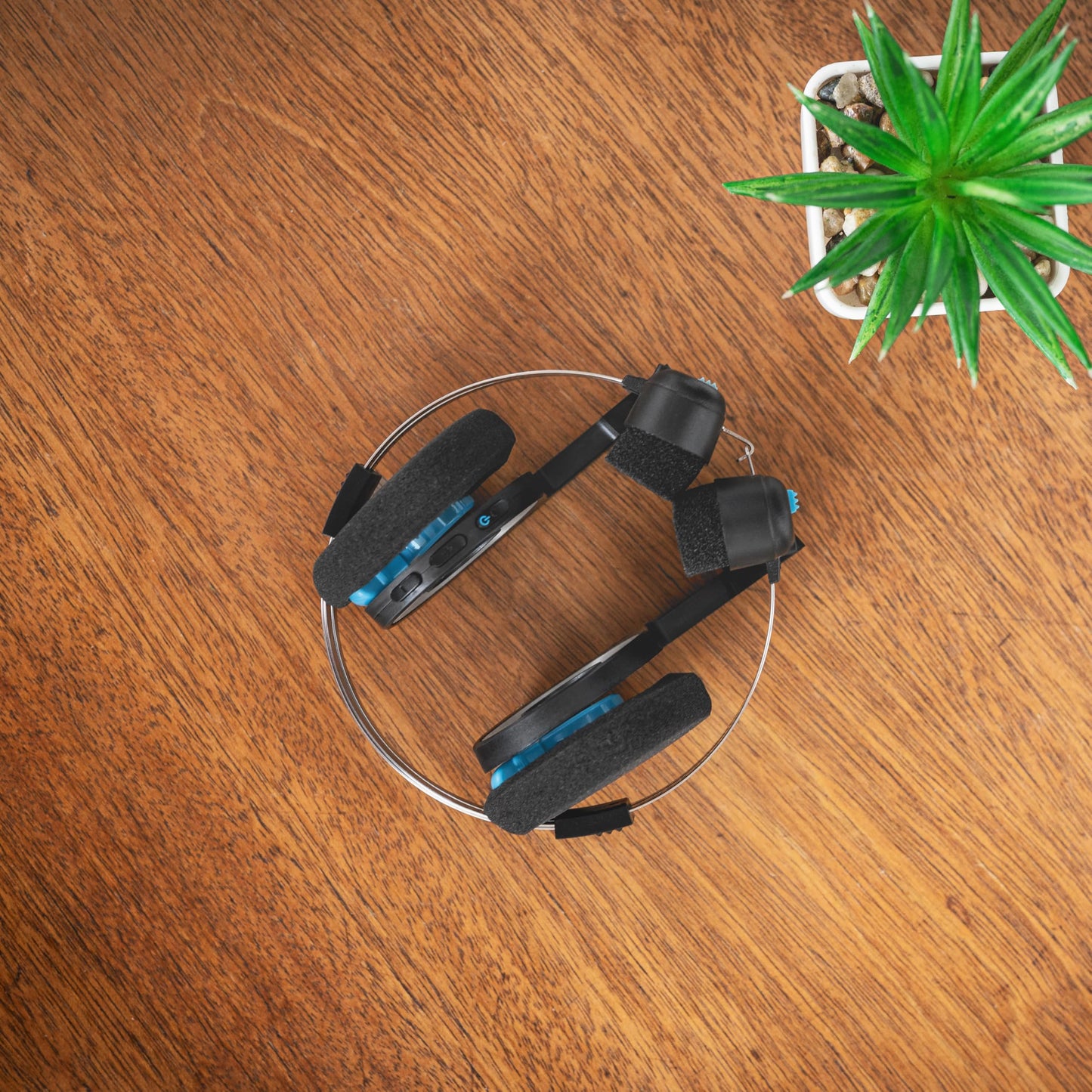 Koss Porta Pro - Auriculares inalámbricos Bluetooth 2.0, batería de más de 20 horas, carga USB-C, micrófono, paso de audio analógico, estilo retro, negro