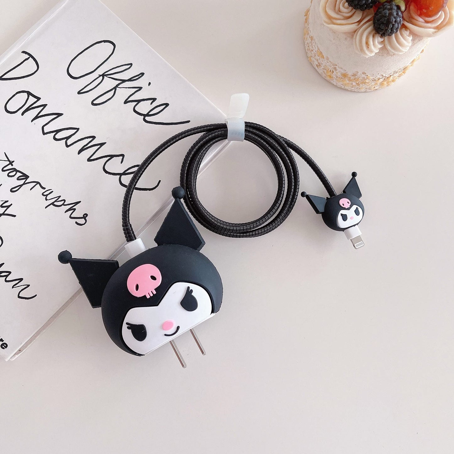 Tospania - Bonita funda protectora 3D para cargador con diseño de caricaturas, compatible con adaptador de corriente USB-C de 20 W de Apple y cable Lightning (Kuro negro)