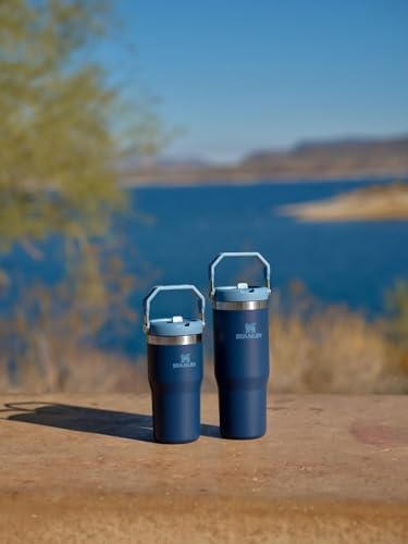 Vaso Stanley Azul Marino con Popote Abatible y Asa de Acero Inoxidable Aislado, Resistente a Fugas, 20 Onzas