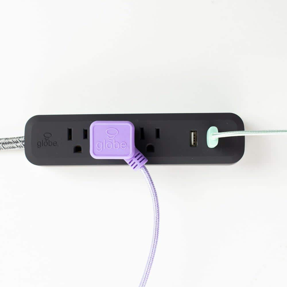 Globe Electric Designer Series multicontacto con 3 salidas de alimentación, 2x puertos USB, 78249, acabado en color negro, Rosa