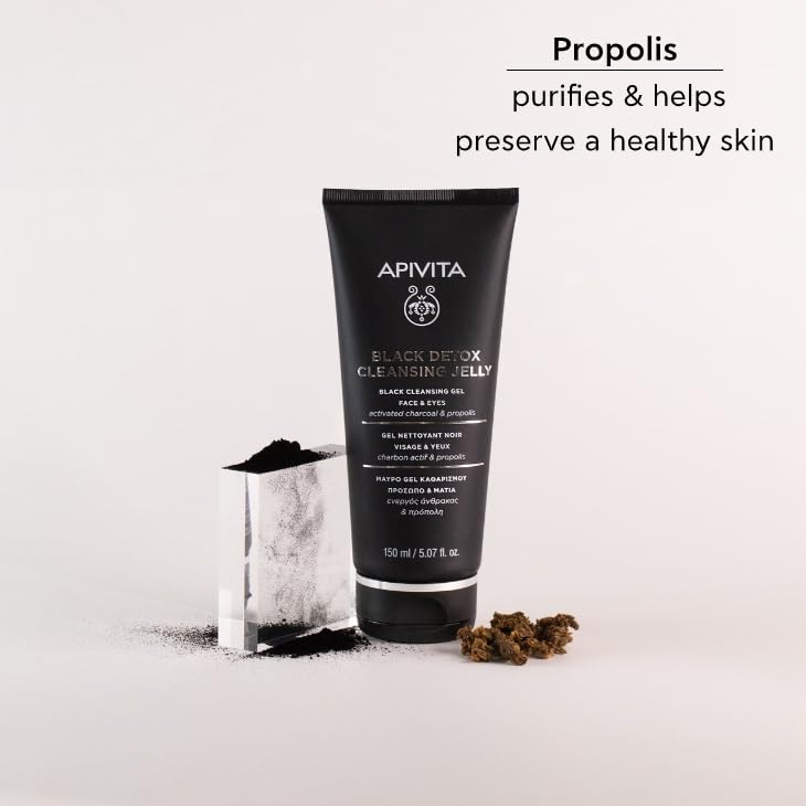 Apivita Gel Limpiador Black Detox 150ml – Rostro y ojos, limpiador facial y desmaquillante - Lavado facial natural con carbón activado y propóleo - Atrae contaminantes como un imán, deja la piel fresca