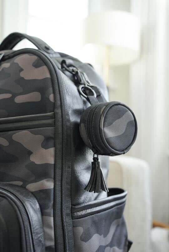 Itzy Ritzy Chelsea + Cole - Funda para chupete con clip, incluye cierre, mide 2.5 pulgadas de diámetro y tiene capacidad para 2 chupetes; camuflaje