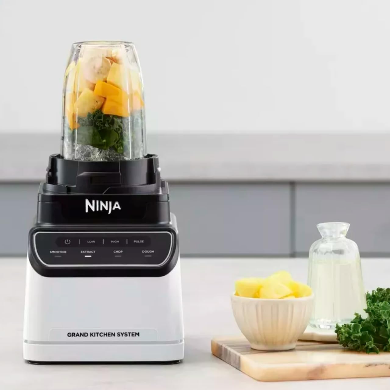Licuadora Ninja Grand Kitchen System de 1,200 Watts, Licuadora con 4 programas Auto-iQ 72onz con Boquilla de Vertido, Tazón Procesador de Alimentos, Cuchillas Intercambiables. Blanco KS500WM-NEGRO