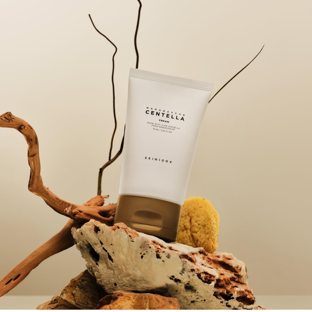 SKIN1004 Madagascar Centella Cream -Crema Hidratante ligera de origen coreano; contiene 72% de extracto de Centella Asiática de Madagascar; ayuda a calmar la piel irritada y protege y fortalece la barrera protectora de la piel, mientras ayuda a unificar e