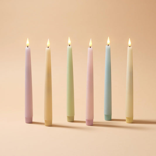 LampLust Velas cónicas sin llama, 9 pulgadas, paquete de 6, candelabros pastel multicolor con llama parpadeante LED, cera real, baterías y control remoto incluidos, velas sin llama, decoración de
