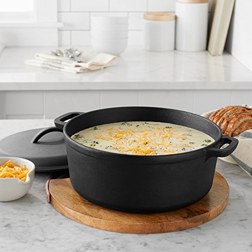 Amazon Basics - Olla holandesa de hierro fundido presazonada con tapa y asas dobles, 7 cuartos de galón