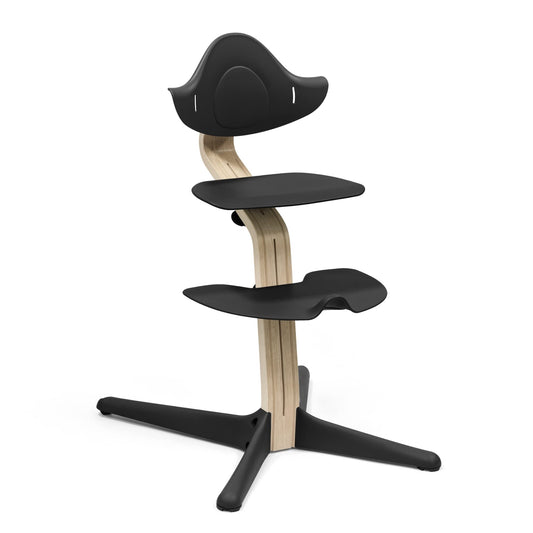 Silla Stokke Nomi, La silla que inspira a sentarse de forma activa - Sin herramientas, ajuste fácil - Incluye un reposapiés estable y ruedas antivuelco - Soporta hasta 150 kg (Negro/Natural)