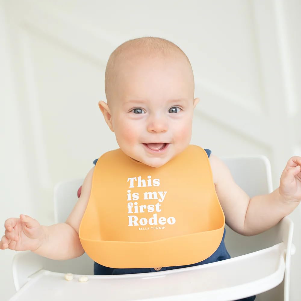 Bella Tunno - Babero de silicona impermeable con gran colector de alimentos, ajuste ajustable para bebés de 4 a 12 meses y niños pequeños de 1 a 3 años, niños y niñas, This Is My First Rodeo