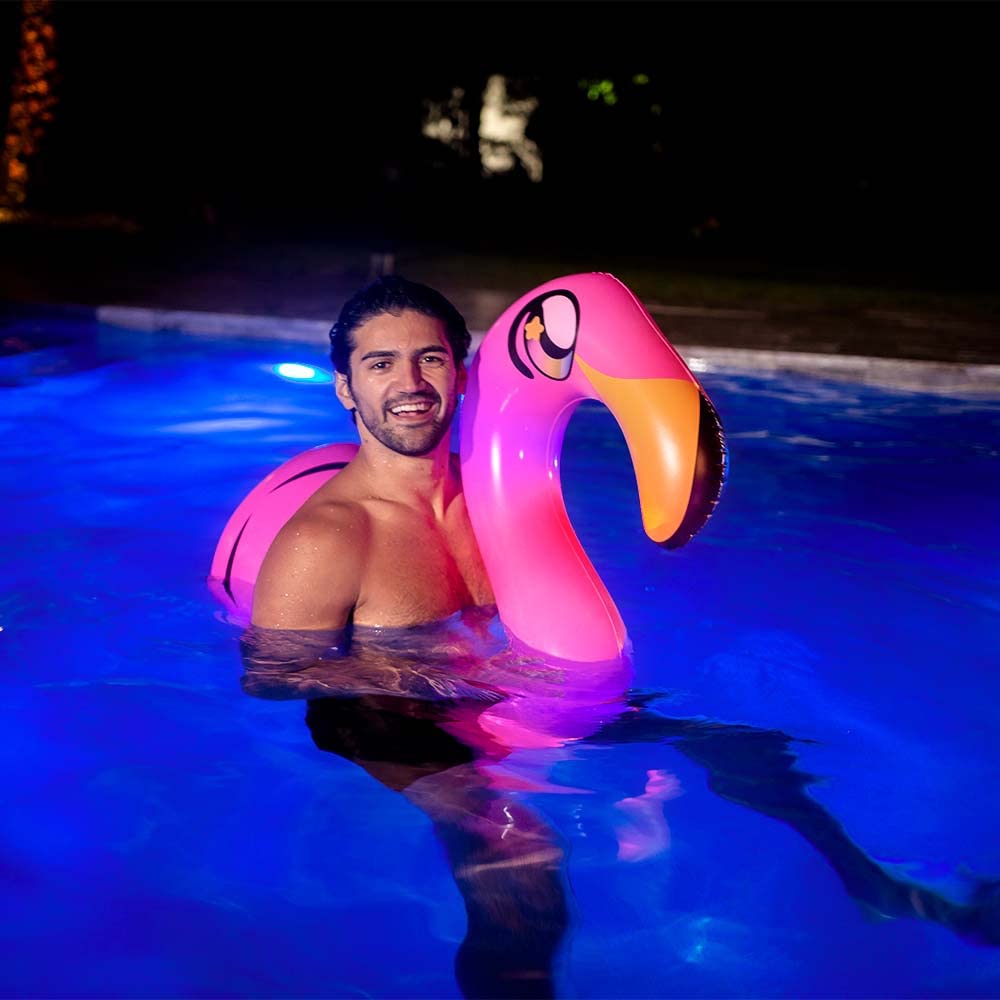 Fideos LED iluminados con flamenco para montar en la piscina