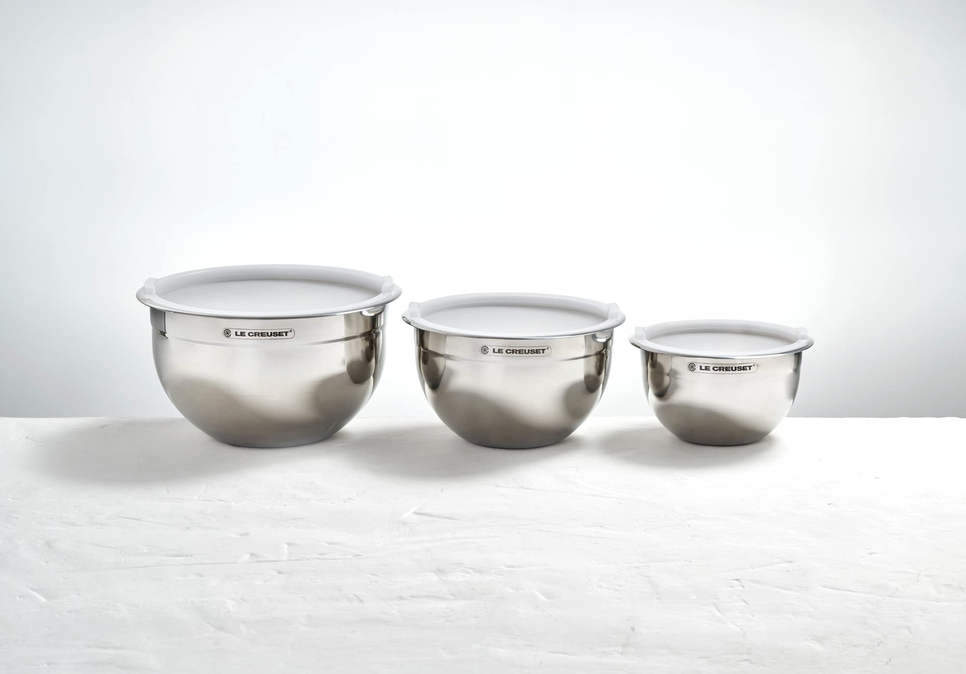 Le Creuset - Juego de 3 cuencos para mezclar anidados con base de silicona antideslizante y tapas herméticas de plástico, tamaño grande, acero inoxidable