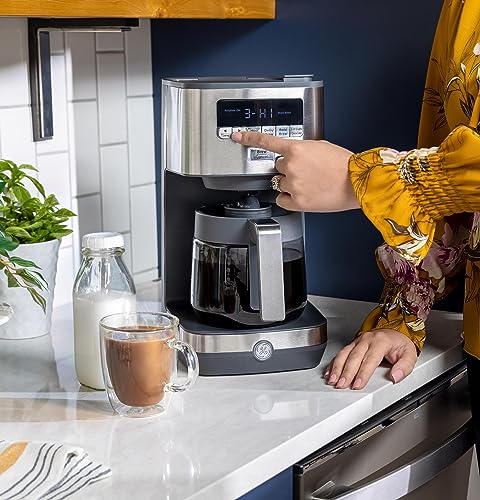 GE - Cafetera de goteo con temporizador, jarra de vidrio de 12 tazas con placa ajustable para mantener el calor, cabezal de ducha ancho para un máximo sabor, esenciales para la cocina, acero inoxidable