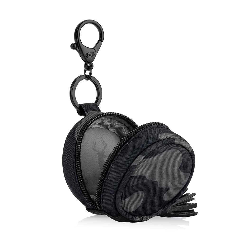 Itzy Ritzy Chelsea + Cole - Funda para chupete con clip, incluye cierre, mide 2.5 pulgadas de diámetro y tiene capacidad para 2 chupetes; camuflaje