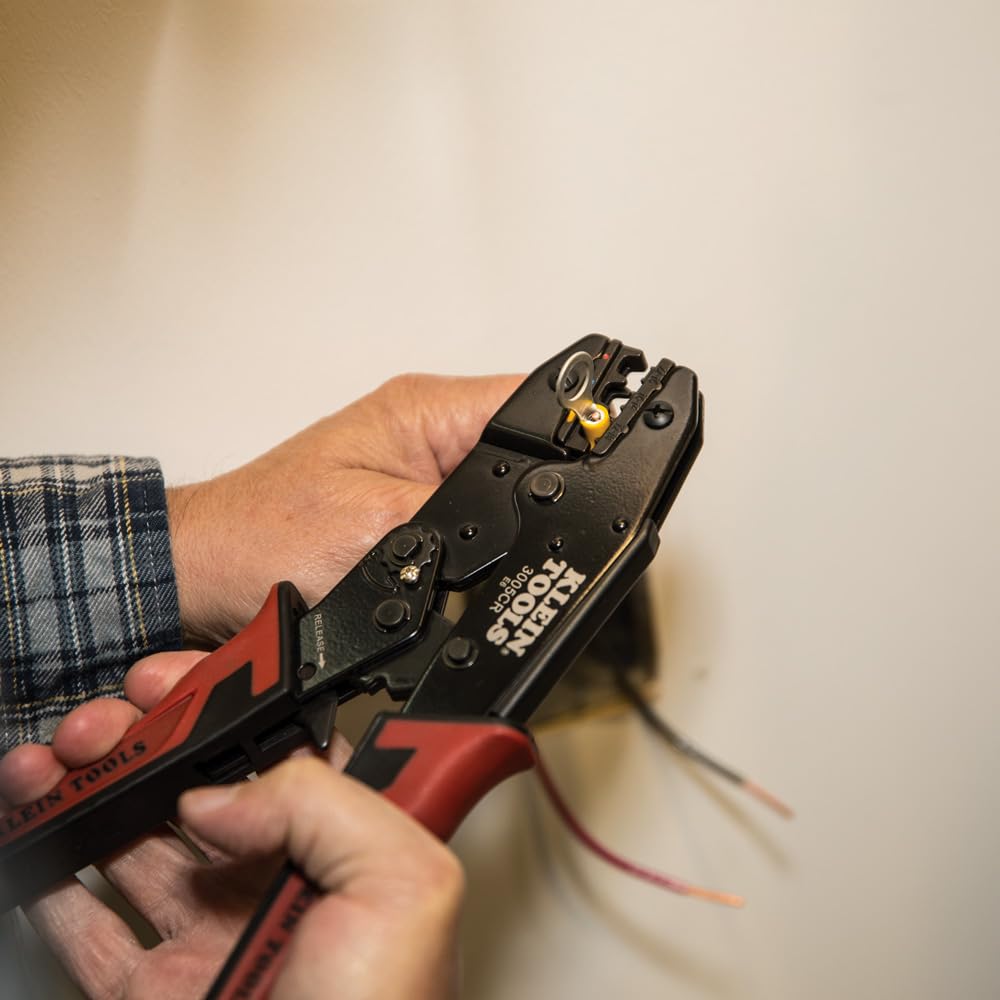 KLEIN TOOLS 3005CR | Pinza Ponchadora con Aislamiento | Ponchado Preciso y Seguro | Diseño Ergonómico y Ajustable | Ponchadora | Terminales eléctricas | 10-22 AWG | Tres Cavidades y Matraca Integrada