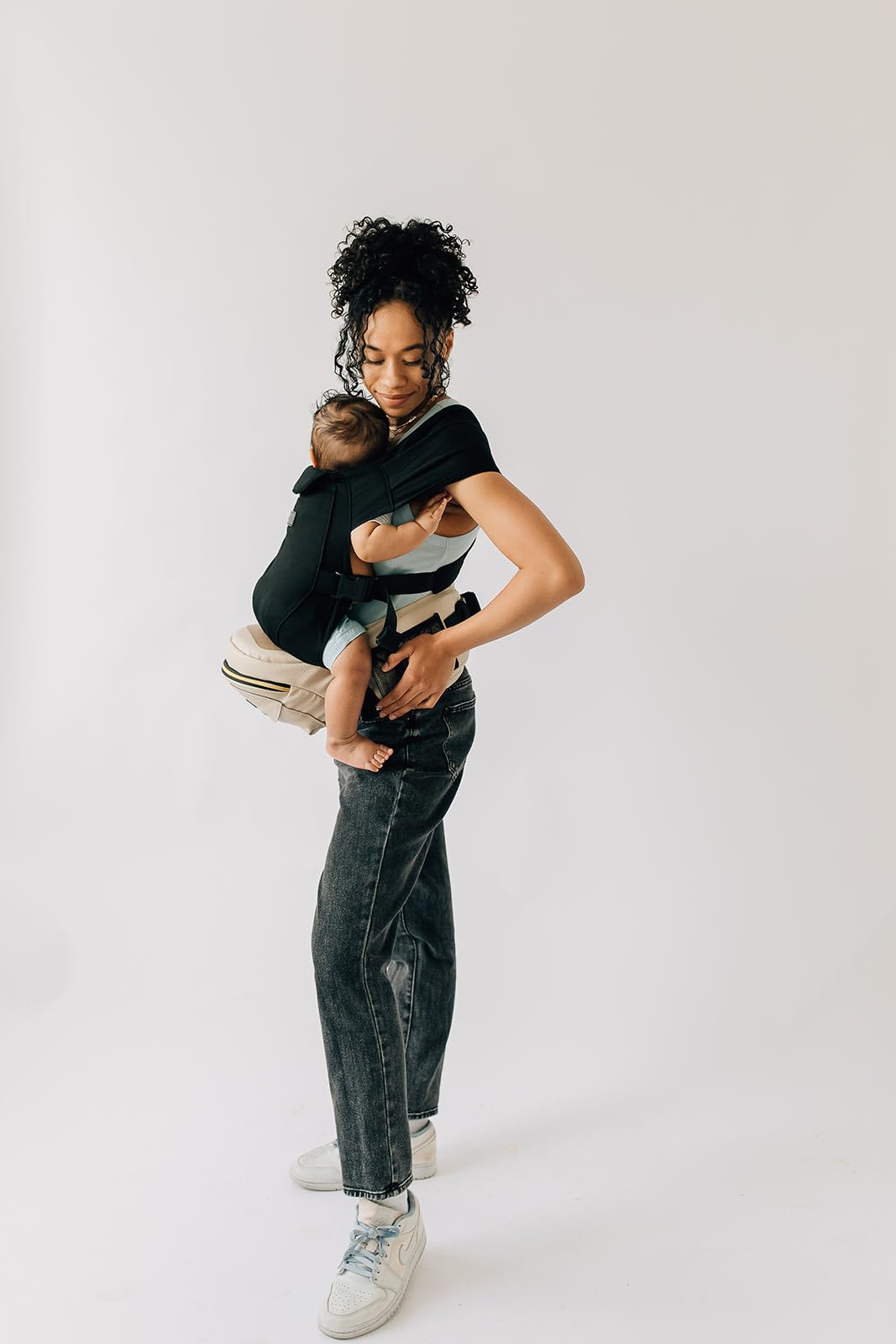 Tushbaby™ Cangurera Ergonómica para Bebé con Soporte de Cadera, 0-36 Meses, Hasta 20.5 kg, Piel Vegana (Crema)
