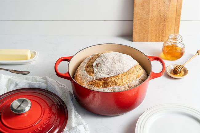 Le Creuset Signature - Horno holandés redondo esmaltado de hierro fundido, 9 cuartos de galón, Cerise