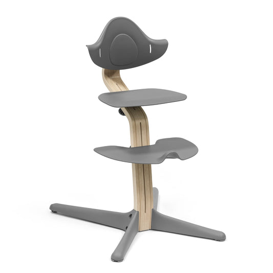 Silla Stokke Nomi, La silla que inspira a sentarse de forma activa - Sin herramientas, ajuste fácil - Incluye un reposapiés estable y ruedas antivuelco - Soporta hasta 150 kg (Gris)