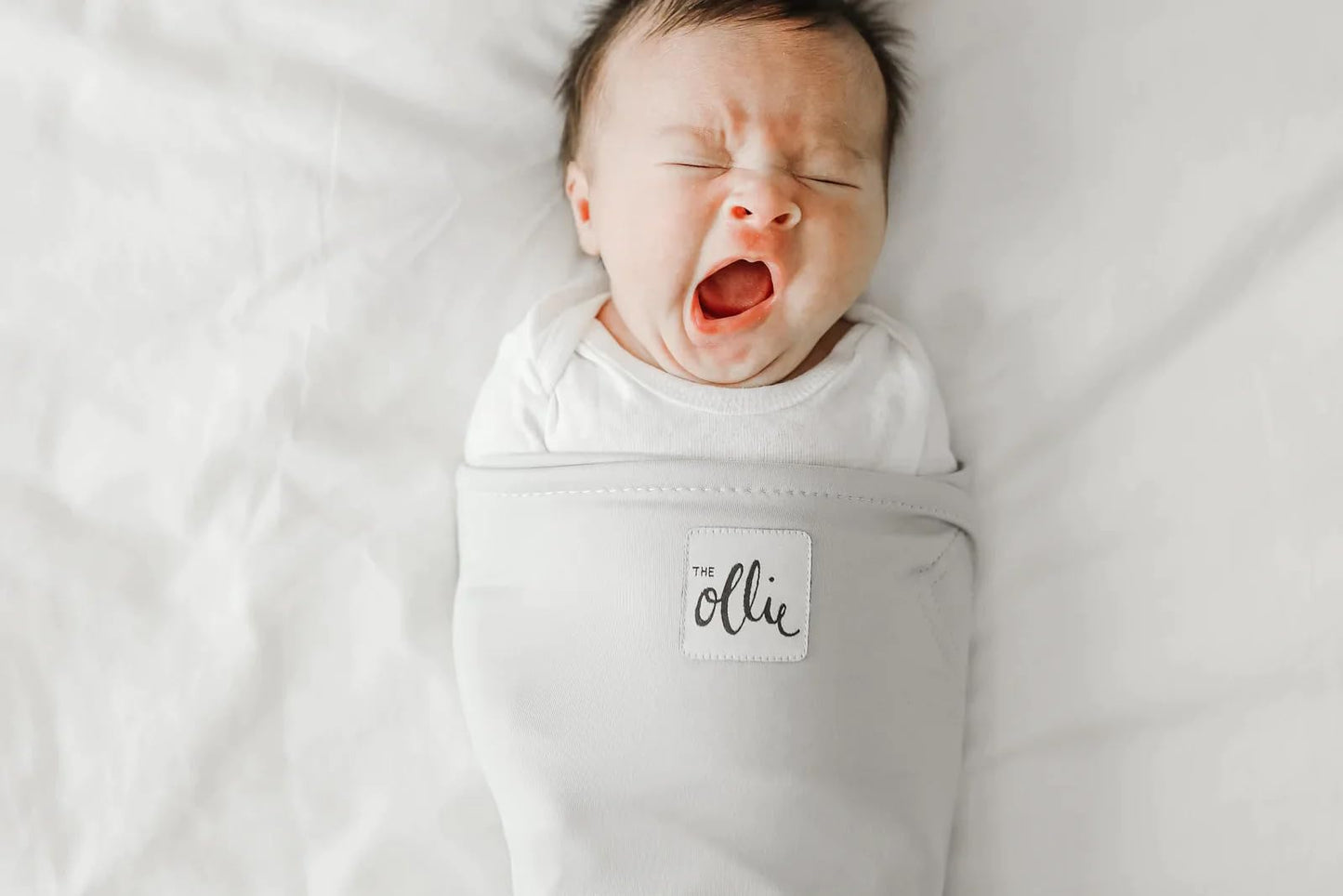 The Ollie Swaddle - Ayuda a reducir el reflejo de Moro (Startle) - Hecho de un material de diseño personalizado que absorbe la humedad (piedra)