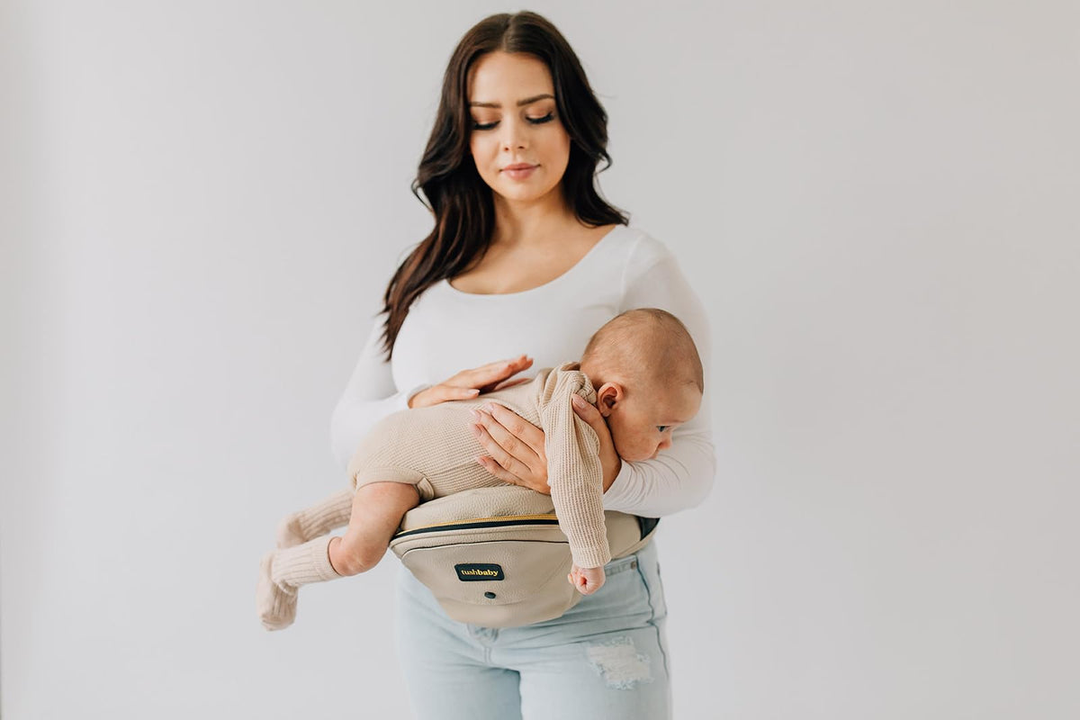 Tushbaby™ Cangurera Ergonómica para Bebé con Soporte de Cadera, 0-36 Meses, Hasta 20.5 kg, Piel Vegana (Crema)