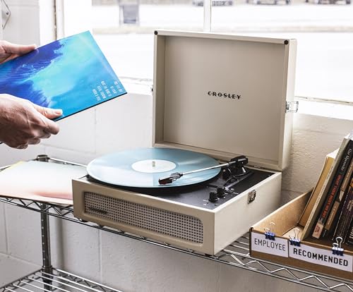 Crosley CR8017B-DU Voyager - Tocadiscos de Vinilo portátil clásico con Entrada y Salida Bluetooth y Altavoces Integrados, Dune