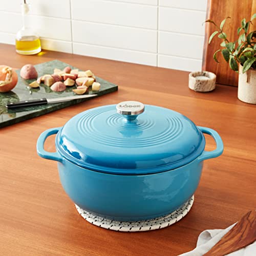 Lodge - Horno holandés de hierro fundido esmaltado de 6 cuartos con tapa, asas dobles, apto para horno hasta 500 °F o en estufa, uso para marinar, cocinar, hornear, refrigerar y servir, azul aciano