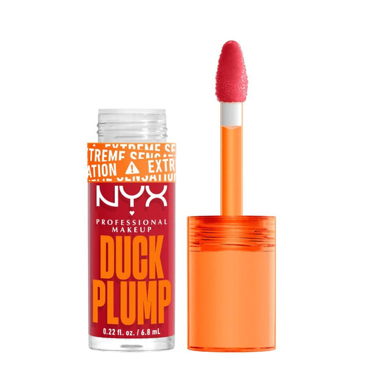 NYX Professional Makeup, Duck Plump, 7ml. Tono: Cherry Spice (Rojo). Brillo labial voluminizador con efecto plumping para un volumen instantáneo. Gloss infusionado con jengibre picante para un volumen visible y de larga duración. Fórmula vegana.