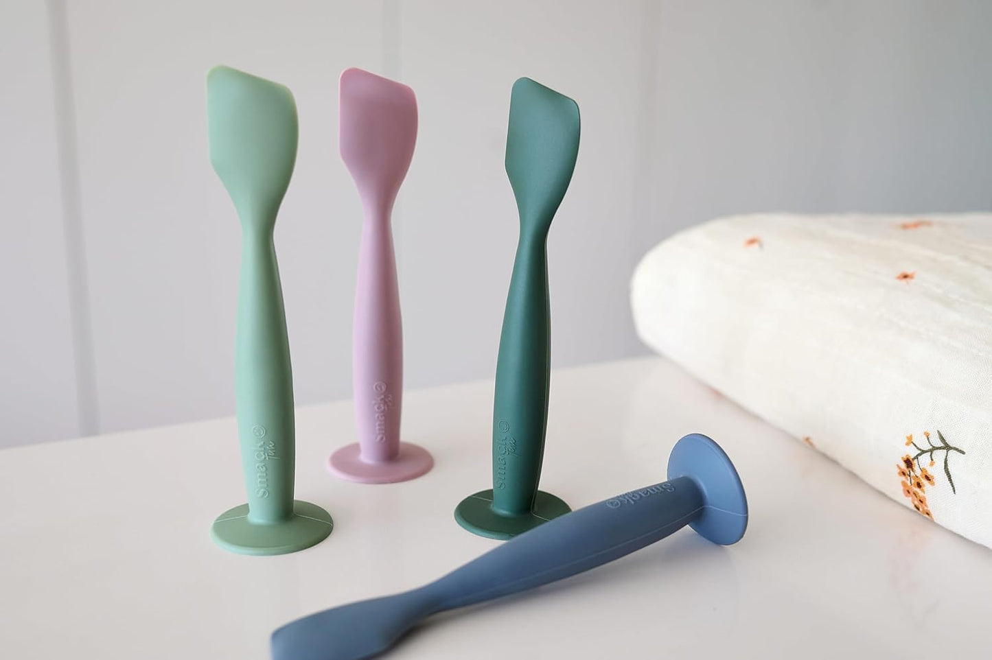 Smack Fun Aplicador de crema para pañal de silicona suave con base de succión | Espátula para crema para la dermatitis del pañal | Elementos esenciales para la bolsa de pañales (Tradewinds)