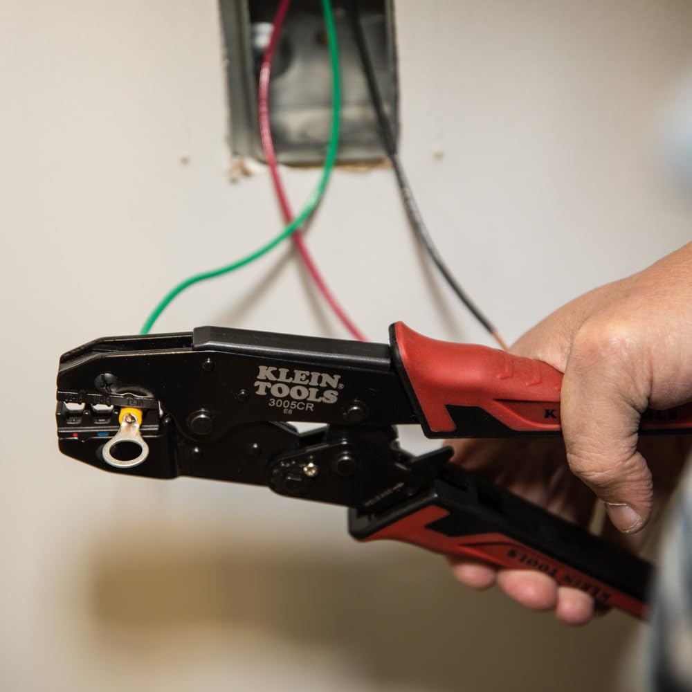 KLEIN TOOLS 3005CR | Pinza Ponchadora con Aislamiento | Ponchado Preciso y Seguro | Diseño Ergonómico y Ajustable | Ponchadora | Terminales eléctricas | 10-22 AWG | Tres Cavidades y Matraca Integrada