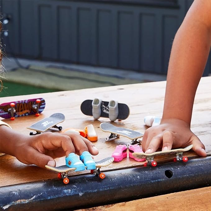 Hot Wheels Skate Vehículo de Juguete Patineta A Lil' Batty™ con Tenis para niños de 5 años en adelante