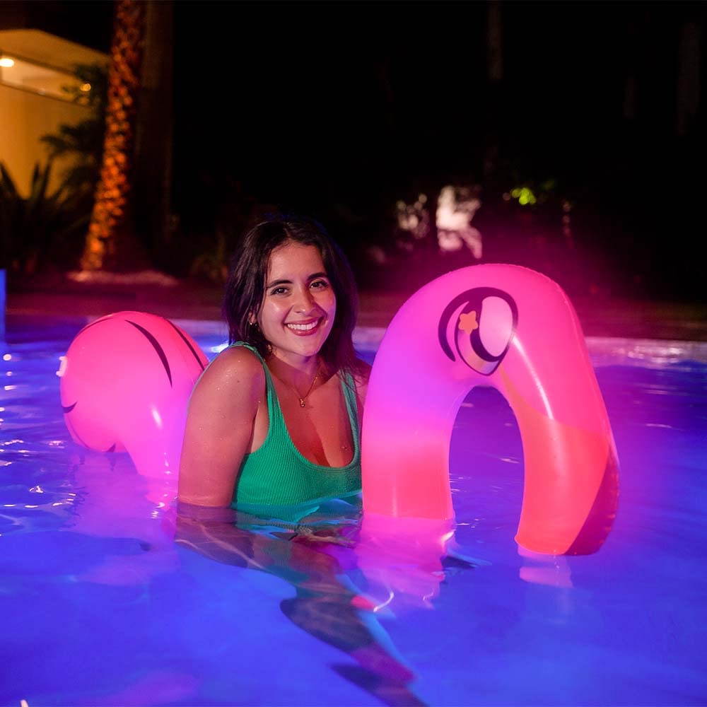 Fideos LED iluminados con flamenco para montar en la piscina