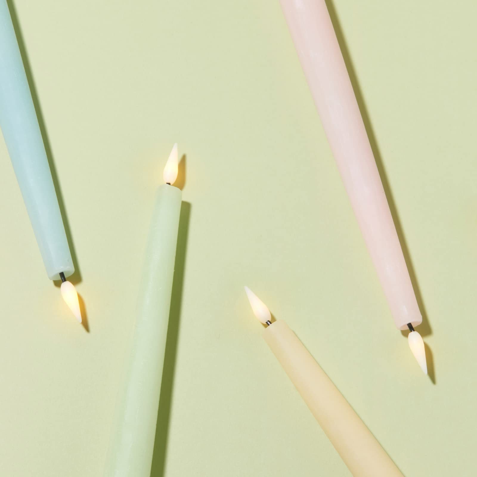 LampLust Velas cónicas sin llama, 9 pulgadas, paquete de 6, candelabros pastel multicolor con llama parpadeante LED, cera real, baterías y control remoto incluidos, velas sin llama, decoración de